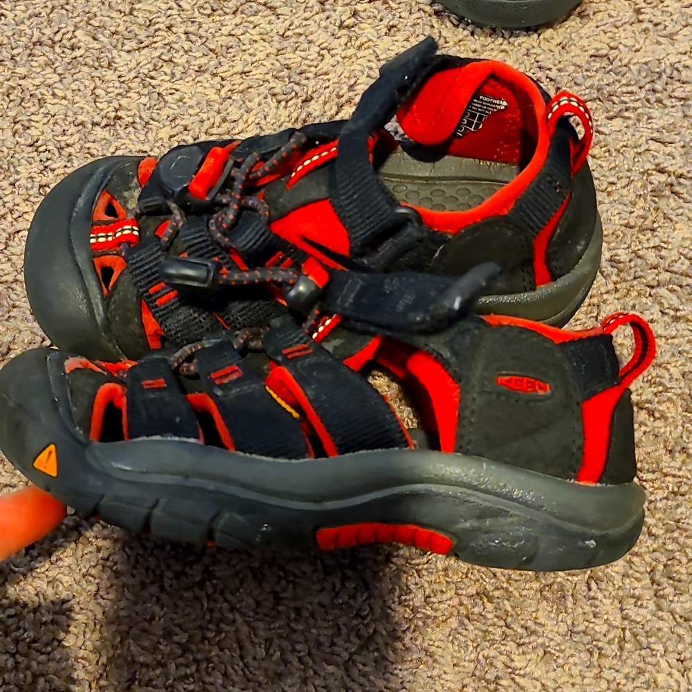Keen sandals size 11 black & red